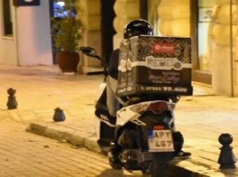 Ανοίγουν την πόρτα να πάρουν την παραγγελία και κοκαλώνουν… – Πασίγνωστος πρωταγωνιστής της τηλεόρασης δουλεύει ντελίβερι σε πιτσαρία