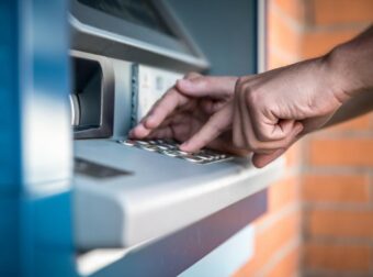 ΣΤΑ ΑΤΜ ΑΠΟ ΝΩΡΙΣ ΑΥΡΙΟ ΤΟ ΠΡΩΙ ΧΙΛΙΑΔΕΣ ΕΛΛΗΝΕΣ – ΜΠΑΙΝΟΥΝ ΤΑ ΛΕΦΤΑ ΣΤΟΥΣ ΛΟΓΑΡΙΑΣΜΟΥΣ