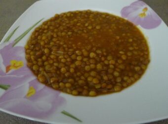 Συνταγή για τις φακές της νοικοκυράς με το μυστικό μπαχαρικό που απογειώνει τη γεύση τους