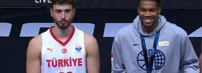 Γιάννης και Σενγκούν δεν έδωσαν τα χέρια στην ανακοίνωση της καλύτερης πεντάδας-Η φωτογραφία με το απόλυτο κοντράστ