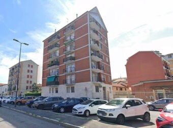 Γυναίκα περπατούσε στο πεζοδρόμιο και βρήκε ξαφνικά τον πιο τραγικό θάνατο: 70χρονος έπεσε από το μπαλκόνι και την σκότωσε