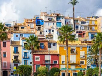 Νεκρή τετράχρονη υπνοβάτισσα – Σκαρφάλωσε στα κάγκελα μπαλκονιού και έπεσε στο κενό