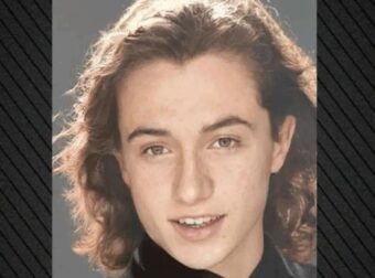 Πασίγνωστος Έλληνας τραγουδιστής στα νιάτα του με μακρύ ξανθό μαλλί