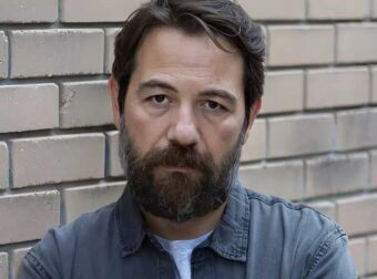 Αλέξανδρος Λογοθέτης: «Δεν είναι αντίσταση να κλαίμε για τα Τέμπη, αντίσταση είναι αυτό που έκαναν στο Νεπάλ»