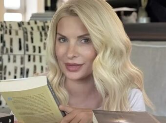 Κίνηση ανθρωπιάς από την Ελένη Μενεγάκη: Δώρισε 61 βιβλία στη Δημοτική Βιβλιοθήκη Ελασσόνας