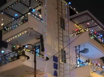 Το ζουν από νωρίς: Ολόκληρη πολυκατοικία στη Θεσσαλονίκη έχει «ντυθεί» Χριστουγεννιάτικα από τις αρχές Σεπτεμβρίου