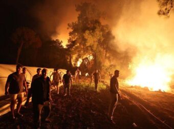 Κόλαση φωτιάς στην Τουρκία: Εκκενώνονται ξενοδοχεία – Πανικός στο σημείο οι φλόγες πλησιάζουν την θάλασσα