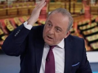 Επίθεση Καμπουράκη κατά της Καρυστιανού: “Να εγγυηθεί ότι μπορεί να μειώσει τις τιμές στα σούπερ μάρκετ, όχι μόνο Τέμπη”