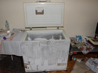 Νοικάρηδες βρήκαν νεκρό 19χρονο μέσα σε καταψύκτη – Συνελήφθησαν οι γονείς του