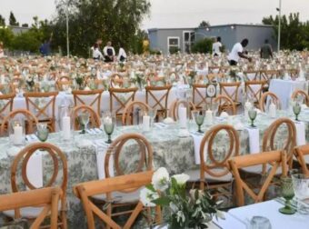 Απίστευτο σκηνικό! Καλεσμένη σε γάμο παρήγγειλε πίτσα γιατί τους άφησαν 8 ώρες νηστικούς (Βίντεο)