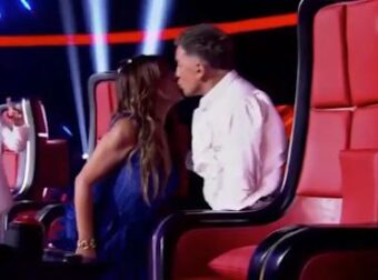 The Voice: Παπαρίζου και Μαζωνάκης φιλήθηκαν στο στόμα – Γύρισαν από την άλλη Μάστορας και Μουζουράκης