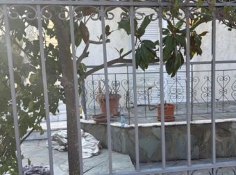 Ιδιοκτήτης σπιτιού ξυλοκόπησε όλη την οικογένεια στην Άνοιξη γιατί χρωστούσαν νοίκια – Έσπασε το πόδι 74χρονης