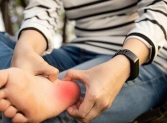 Προβλήματα στο συκώτι; Δες πως φαίνονται στα πόδια σου – 4 προειδοποιητικά συμπτώματα