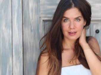 Τότε ήταν 31, σήμερα 50άρα, αγορομάνα και σύζυγος του σωσία του Κλούνεϊ: Αγνώριστη είναι πλέον η Κατερίνα Μουτσάτσου