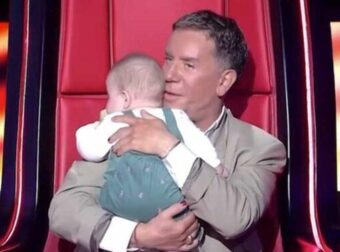 Ο Γιώργος Μαζωνάκης στην πιο τρυφερή στιγμή του: Πήρε στην αγκαλιά του ένα μωρό και το τάισε (video)