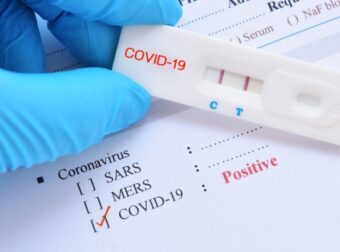 ΔΥΣΤΥΧΩΣ: ΝΕΑ ΜΕΤΑΛΛΑΞΗ ΤΟΥ ΚΟΡΩΝΟΪΟΥ ΣΤΗΝ ΕΛΛΑΔΑ – ΤΑ 2 ΣΥΜΠΤΩΜΑΤΑ ΠΟΥ ΔΕΝ ΠΑΕΙ ΤΟ ΜΥΑΛΟ ΣΑΣ