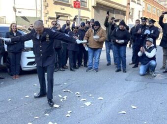 ΗΠΑ: Χορεύοντας ζεϊμπέκικο βγήκε στη σύνταξη ο Έλληνας Διοικητής της Αστυνομίας στη Νέα Υόρκη – Δείτε βίντεο