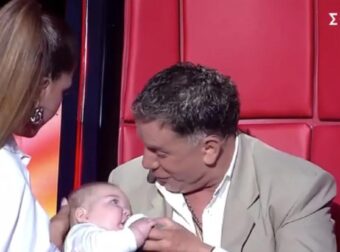 The Voice: «Παιδάκι μου εσύ!» – Ο Μαζωνάκης έκανε babysitting στο πλατό