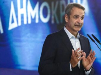 Μόλις 9 λέξεις: Τι έγραφε το SMS που έστειλε ο Μητσοτάκης στον Δένδια