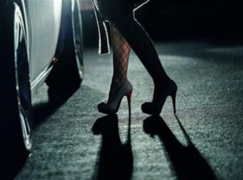 Σάλος: Παπαδιά που τα βράδια βγαίνει κρυφά στη Συγγρού και παρέχει…. υπηρεσίες