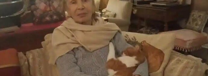 Αγνώριστη αλλά πολύ αγαπημένη πασίγνωστη Ελληνίδα – Η σπάνια φωτογραφία ντυμένη με παραδοσιακή ενδυμασία