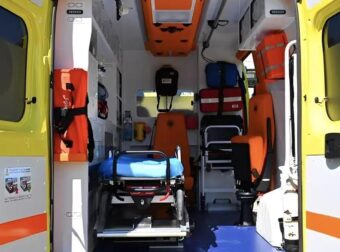 Άνοιξε η πόρτα ασθενοφόρου εν κινήσει και έπεσε το φορείο με ασθενή στον δρόμο