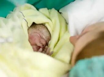 18χρονη έγκυος γέννησε μετά από 4 ώρες τοκετού – Το μωρό γεννήθηκε με ολόκληρο δόντι