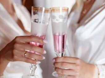 Νύφη μέθυσε και φίλησε παθιασμένα την κουμπάρα στο γάμο της – Διαζύγιο ζητά ο γαμπρός: «Το θεωρώ απιστία, δεν μπορώ να το συγχωρήσω»