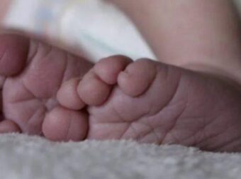 «Το μωρό μου πέθανε στη γέννα και δεν μου επέτρεψαν καν να το δω – 42 χρόνια μετά μου έστειλε ξαφνικά email και έμαθα τη φρικτή αλήθεια»