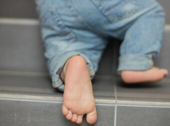 Βρήκαν το 1 έτους κοριτσάκι οι αστυνομικοί στα  Πατήσια – Νοσηλεύεται διασωληνωμένο – Συνελήφθη ο πατέρας του