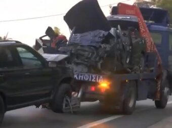 Αφίδνες: Πώς συνέβη το σοκαριστικό τροχαίο με τους δύο νεκρούς και τους τέσσερις τραυματίες – Σε απόσταση 20μ. εκτινάχθηκαν τα καθίσματα