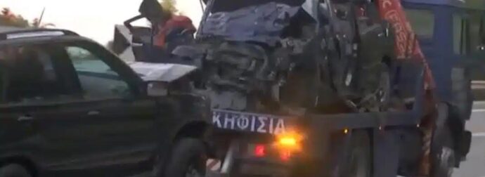 Αφίδνες: Πώς συνέβη το σοκαριστικό τροχαίο με τους δύο νεκρούς και τους τέσσερις τραυματίες – Σε απόσταση 20μ. εκτινάχθηκαν τα καθίσματα