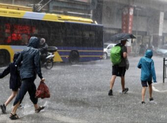 ΚΑΙΡΟΣ: ΕΡΧΟΝΤΑΙ ΙΣΧΥΡΕΣ ΒΡΟΧΕΣ ΤΙΣ ΕΠΟΜΕΝΕΣ ΩΡΕΣ – ΣΕ ΠΟΙΕΣ ΠΕΡΙΟΧΕΣ ΘΑ ΠΕΣΕΙ ΤΟ ΠΕΡΙΣΣΟΤΕΡΟ ΝΕΡΟ