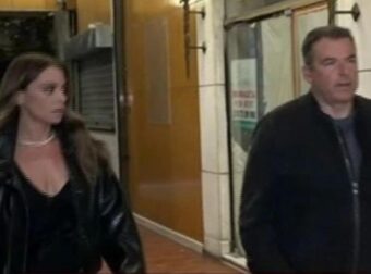 Γιώργος Λιάγκας και Μαρία Αντωνά «έσκασαν» έτσι σε πρεμιέρα στο θέατρο και τράβηξαν τα βλέμματα