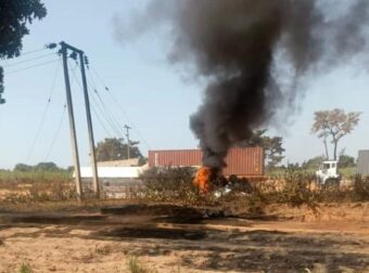 Τραγωδία στη Νιγηρία: Βυτιοφόρο ανατράπηκε και τυλίχθηκε στις φλόγες – Τουλάχιστον 35 νεκροί