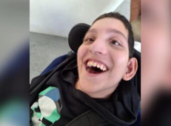 Θρήνος στο Ειδικό Σχολείο «Ευαγγελισμός»: «Έφυγε» για τη γειτονιά των αγγέλων ο 18χρονος Ιωάννης, στα λευκά το τελευταίο αντίο