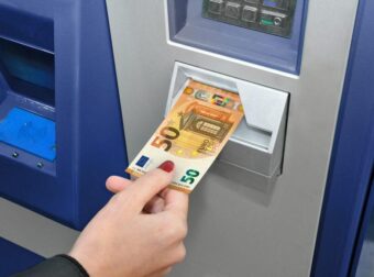 Γεμίζουν τσέπες οι Έλληνες: Ουρές στα ΑΤΜ από βδομάδα – Μπαράζ πληρωμών – Ποιοι πληρώνονται