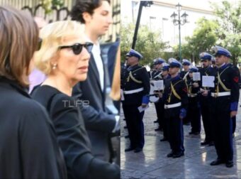 Κηδεία Σαββόπουλου: Συντετριμμένη η σύζυγός του, Άσπα – Ανατρίχιασε όλη η εκκλησία με το πένθιμο εμβατήριο της μπάντας του Πολεμικού Ναυτικού
