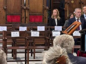 Θλίψη με τις άδειες καρέκλες στη κηδεία του Διονύση Σαββόπουλου