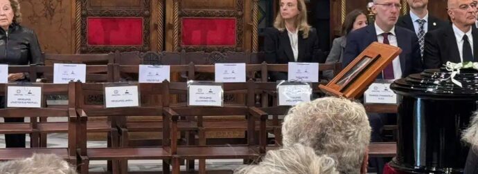 Θλίψη με τις άδειες καρέκλες στη κηδεία του Διονύση Σαββόπουλου