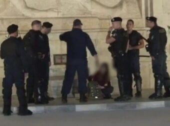 Σύνταγμα: Προσήχθη κοπέλα στο μνημείο του Αγνώστου Στρατιώτη – Καθόταν στο κενοτάφιο