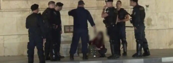 Σύνταγμα: Προσήχθη κοπέλα στο μνημείο του Αγνώστου Στρατιώτη – Καθόταν στο κενοτάφιο