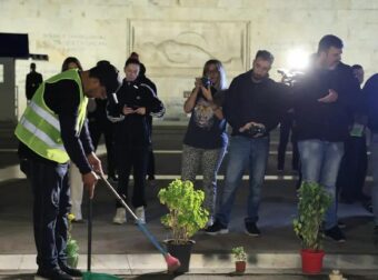Πάνος Ρούτσι και Ζωή Κωνσταντοπούλου με σκούπες μπροστά από το Μνημείο του Αγνώστου Στρατιώτη: «Τιμωρητική η τροπολογία, μην πειράξετε τα παιδιά»