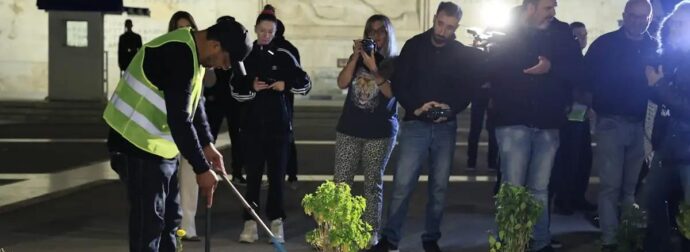 Πάνος Ρούτσι και Ζωή Κωνσταντοπούλου με σκούπες μπροστά από το Μνημείο του Αγνώστου Στρατιώτη: «Τιμωρητική η τροπολογία, μην πειράξετε τα παιδιά»