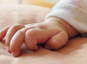 Trαγωδία στη Ρωσία: Mωρό σκοτώθηκε «αφού το πέταξε από το παράθυρο του τέταρτου ορόφου η πεντάχρονη αδελφή του»