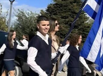 28η Οκτωβρίου: Περηφάνια στο Αγρίνιο για τον τυφλό σημαιοφόρο