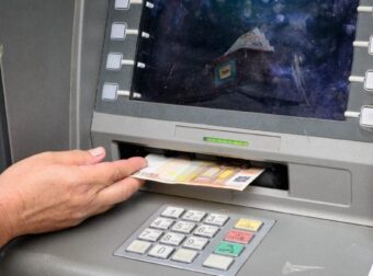 Αν είσαι παντρεμένος, ανύπαντρος, χήρος… δικαιούσαι το έκτακτο επίδομα 150 ευρώ για να πας διακοπές τα Χριστούγεννα