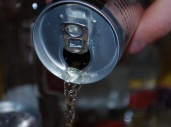 Avακαλεiται πασίγνωστο αναψυκτικό που πωλεiται και στην Ελλάδα