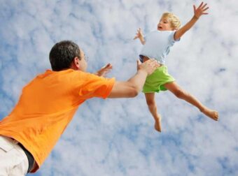 Χίλια Μπράβο: Έλληνας δήμαρχος δίνει 1.000 ευρώ επίδομα σε κάθε ζευγάρι κάθε φορά που κάνει παιδί – Δες σε ποια πόλη