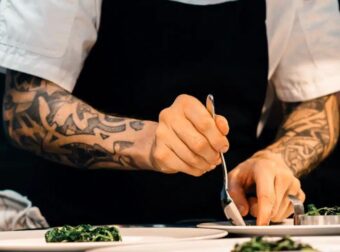 Χειροπέδες σε γνωστό τηλεοπτικό σεφ για χρέη  προς το Δημόσιο (βίντεο)